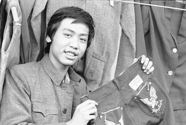 1985年，北京服装店内销售的女士牛仔裤。 - 俄罗斯卫星通讯社