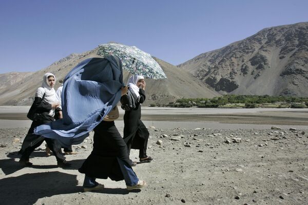身着牛仔裤的阿富汗女学生。 - 俄罗斯卫星通讯社