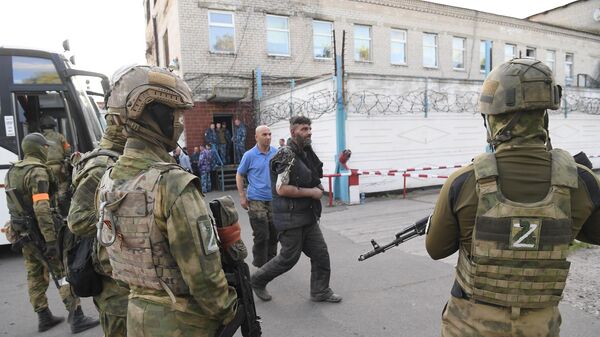  乌克兰战俘与亚速营武装分子抵达叶列诺夫卡镇看守所。 - 俄罗斯卫星通讯社
