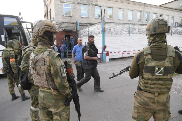 烏克蘭戰俘與亞速營武裝分子抵達葉列諾夫卡鎮看守所。 - 俄羅斯衛星通訊社