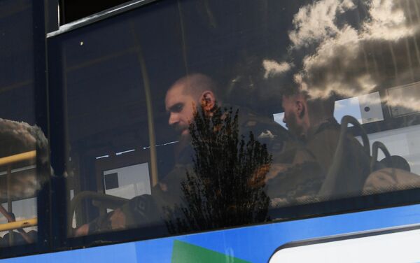 運送羈押烏克蘭戰俘和亞速營武裝分子的車隊啓程離開馬里烏波爾市。 - 俄羅斯衛星通訊社