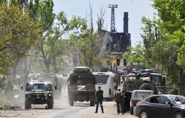 武装车辆全程护送载有乌克兰战俘和亚速营武装分子的车队。 - 俄罗斯卫星通讯社