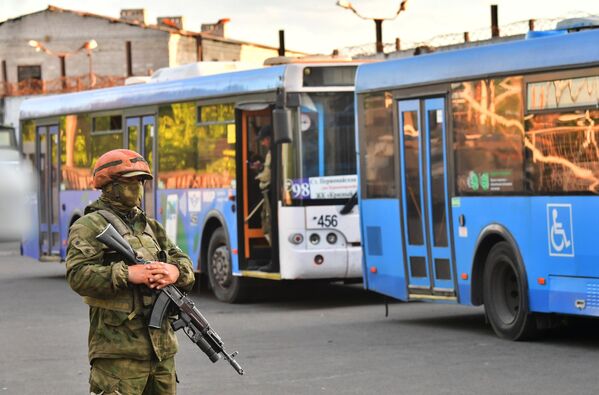運送羈押烏克蘭戰俘和亞速營武裝分子的車隊啓程離開馬里烏波爾市。 - 俄羅斯衛星通訊社