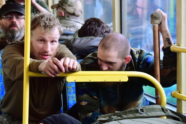 乌克兰战俘与亚速营武装分子抵达叶列诺夫卡镇看守所。 - 俄罗斯卫星通讯社