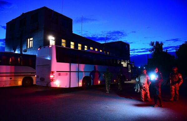 运送羁押乌克兰战俘和亚速营武装分子的车队启程离开马里乌波尔市。 - 俄罗斯卫星通讯社