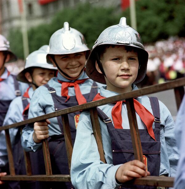 少年消防隊員參加在莫斯科紅場舉行的閱兵式，慶祝蘇維埃政權成立50週年和全蘇列寧少先隊組織成立45週年。 - 俄羅斯衛星通訊社