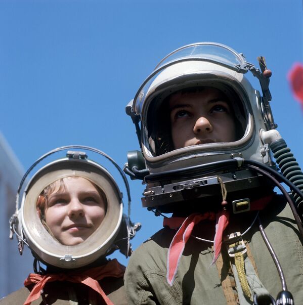莫斯科少年宫青年宇航员俱乐部的成员娜塔莎·斯塔罗斯坚科娃和奥莉加·博佳金娜（左）。 - 俄罗斯卫星通讯社