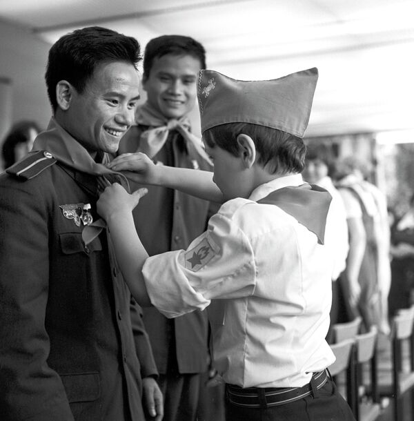 国际友谊俱乐部的学生们在少年宫会见越南代表团成员。勇敢的越南战士被授予荣誉少先队员。 - 俄罗斯卫星通讯社