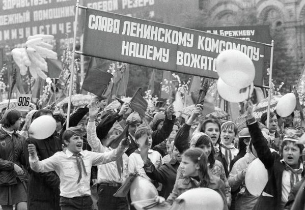苏联少先队员们举行活动庆祝全苏列宁少先队组织成立60周年 - 俄罗斯卫星通讯社