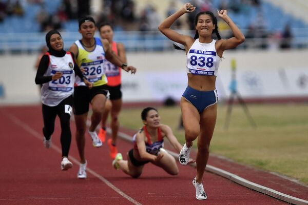 2022年5月16日，越南選手Khuat Phuong Anh(右)在第31屆東南亞運動會女子800米決賽中獲勝。 - 俄羅斯衛星通訊社
