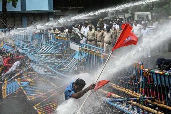 加尔各答的抗议活动中，警察使用水炮驱散示威者。 - 俄罗斯卫星通讯社