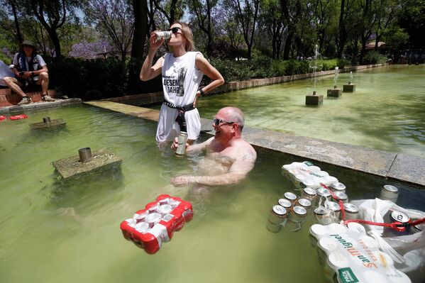 西班牙塞维利亚市中心，球迷们一边喝啤酒一边在水中降温。 - 俄罗斯卫星通讯社