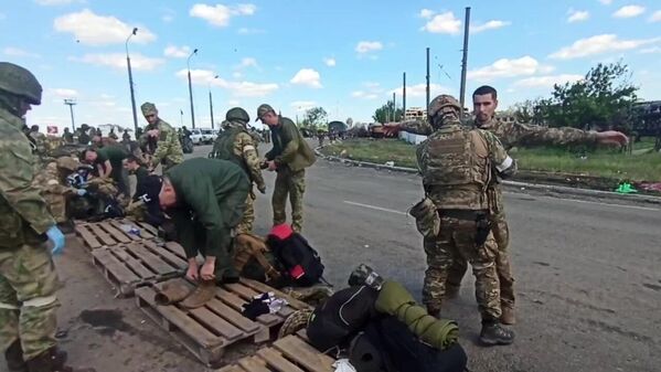 俄军在马里乌波尔的“亚速钢铁厂”内检查投降的乌军和纳粹“亚速营”的武装分子。 - 俄罗斯卫星通讯社