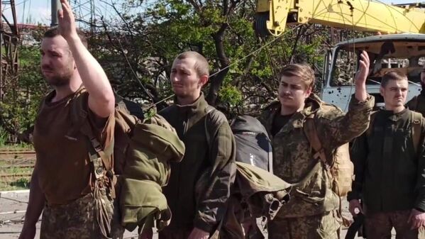 投降的乌军和纳粹“亚速营”的武装分子在马里乌波尔的“亚速钢铁厂”内。 - 俄罗斯卫星通讯社
