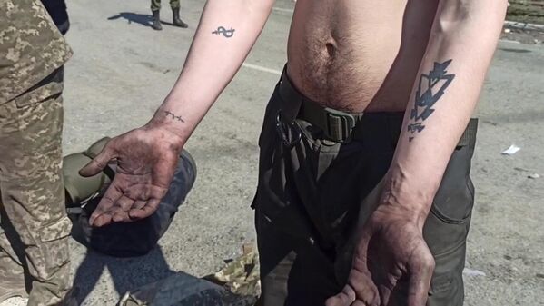 检查在马里乌波尔的“亚速钢铁厂”内投降的乌军和纳粹“亚速营”的武装分子的纹身。 - 俄罗斯卫星通讯社