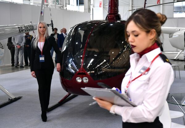 羅賓遜R44雷鳥I直升機亮相在莫斯科克洛庫斯國際展覽中心舉行的第15屆俄羅斯國際直升機工業展覽會。 - 俄羅斯衛星通訊社