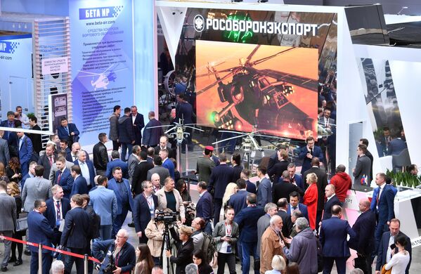 俄罗斯国防出口公司（Rosoboronexport）展台附近的参观者。 - 俄罗斯卫星通讯社