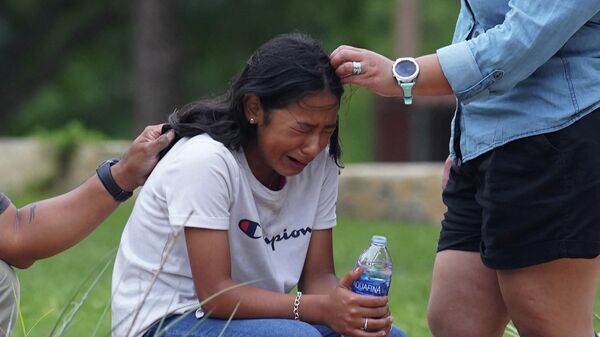 一名女孩在德克薩斯州烏瓦爾德市小學槍擊事件後哭泣 - 俄羅斯衛星通訊社