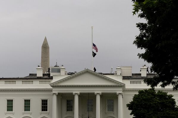槍擊案發生後，一名美國特勤局官員將白宮上空的美國國旗降為半旗 - 俄羅斯衛星通訊社