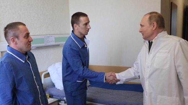 普京到军事医院看望在乌克兰受伤的伤员 - 俄罗斯卫星通讯社