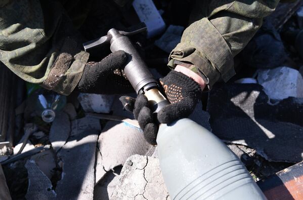 卢甘斯克人民警察部队迫击炮分队战士在下卢甘斯克镇火力阵地炮击乌军。 - 俄罗斯卫星通讯社