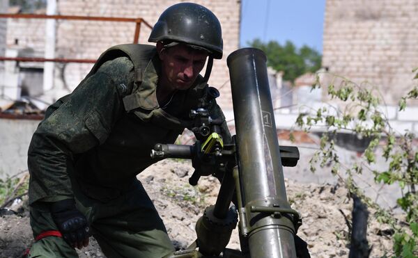 卢甘斯克人民警察部队迫击炮分队在下卢甘斯克镇阵地炮击乌军。 - 俄罗斯卫星通讯社