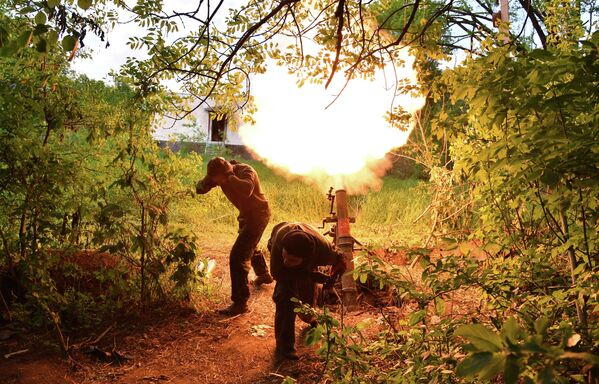 卢甘斯克民兵向村庄附近的乌克兰武装部队阵地开火。 - 俄罗斯卫星通讯社