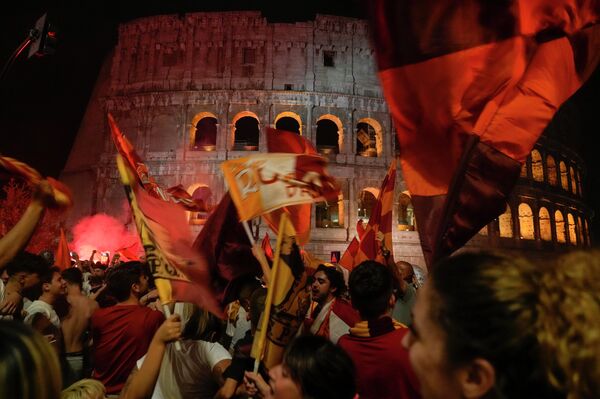 2022年5月25日，羅馬隊的球迷在羅馬鬥獸場前慶祝球隊在歐協聯決賽中獲勝。 - 俄羅斯衛星通訊社