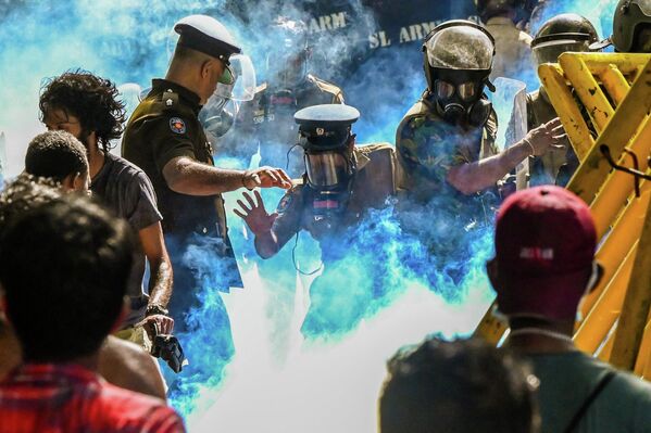 2022年5月21日，科伦坡，警察使用催泪瓦斯驱散学生示威游行队伍，他们要求斯里兰卡总统下台，因为该国正在遭受严重的经济危机。 - 俄罗斯卫星通讯社