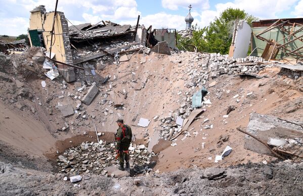 在被解放的亞茨科夫卡村，一名在彈坑里的盧甘斯克民兵巡邏員。 - 俄羅斯衛星通訊社