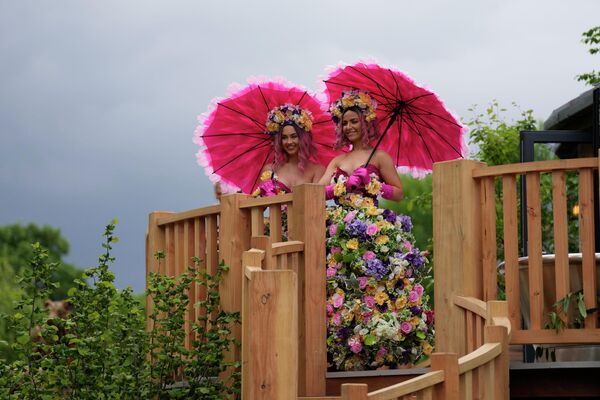 2022年5月23日，在伦敦皇家园艺学会举办的切尔西花展记者日上，宣传人员穿着饰有花卉设计的衣服。 - 俄罗斯卫星通讯社