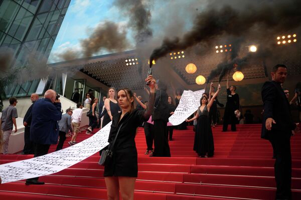 2022年5月22日，在第75届戛纳国际电影节《圣蛛》的首映式上，一个写满名字的横幅被展开，落款处写着：“自上届戛纳电影节以来因家庭暴力而丧生的129名女性&quot;。 - 俄罗斯卫星通讯社