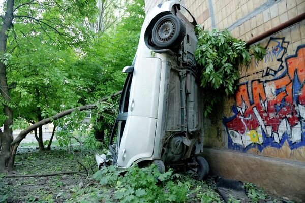 顿涅茨克市加里宁区居民小区继续遭到乌军炮火袭击。 - 俄罗斯卫星通讯社