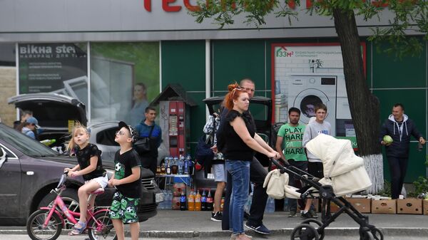 赫尔松街头的人们 - 俄罗斯卫星通讯社