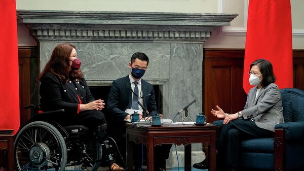 U.S. Sen. Tammy Duckworth, D-Ill., left, meets with Taiwan's President Tsai Ing-wen at the Presidential Office in Taipei - 俄羅斯衛星通訊社