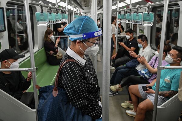 上海静安区市民乘坐地铁出行。 - 俄罗斯卫星通讯社