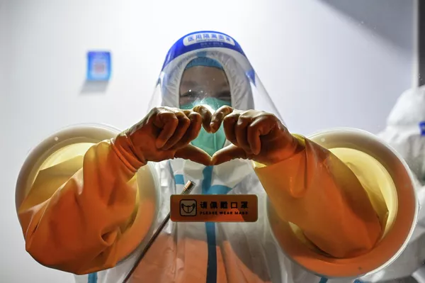 上海医务使命者在核酸检测点为市夷易近提供效率。 - 俄罗斯卫星通讯社