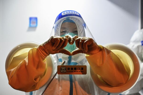 上海医务工作者在核酸检测点为市民提供服务。 - 俄罗斯卫星通讯社