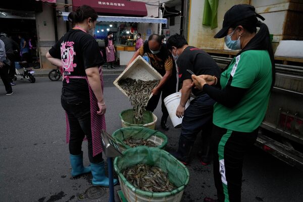 上海市民在市场购买海虾。 - 俄罗斯卫星通讯社