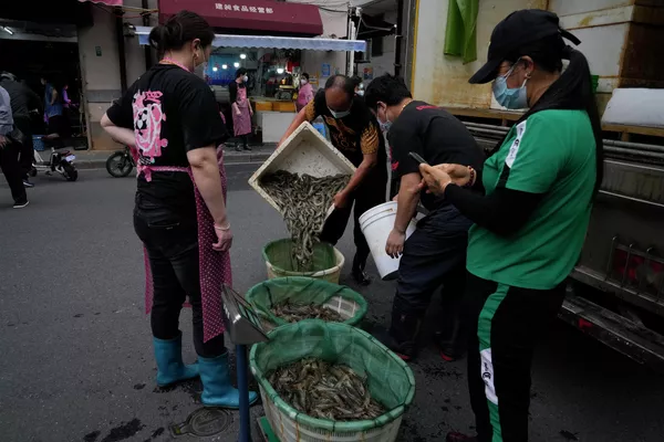 上海市夷易近在市场置办海虾。 - 俄罗斯卫星通讯社