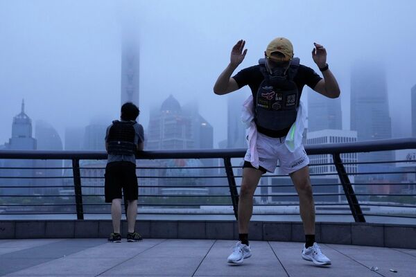 上海市民佩戴护具进行锻炼。 - 俄罗斯卫星通讯社