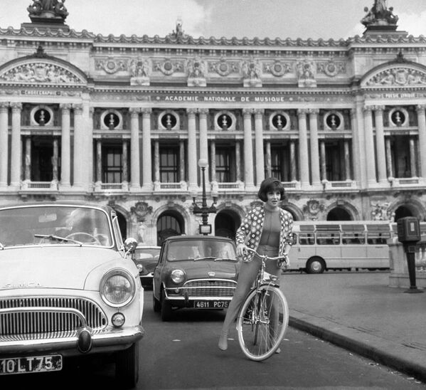 1964年7月7日，意大利女演員吉娜·洛洛布里吉達在巴黎歌劇院廣場騎自行車。 - 俄羅斯衛星通訊社