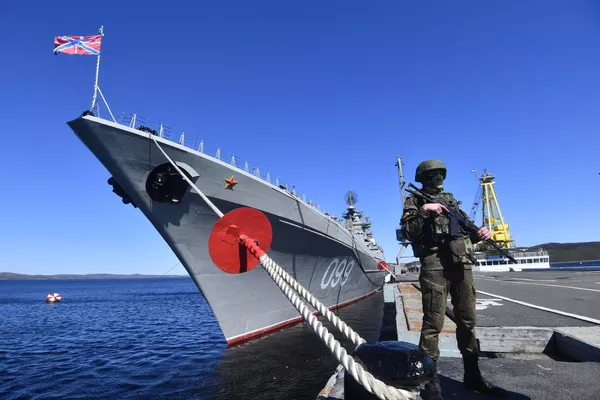 “彼得大帝”號重型核動力導彈巡洋艦停泊處的一名哨兵。 - 俄羅斯衛星通訊社