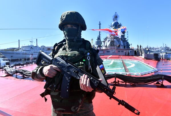 一名俄羅斯海軍陸戰隊員在塞維羅莫爾斯克的“彼得大帝”號重型核動力導彈巡洋艦的甲板上手持衝鋒槍。 - 俄羅斯衛星通訊社