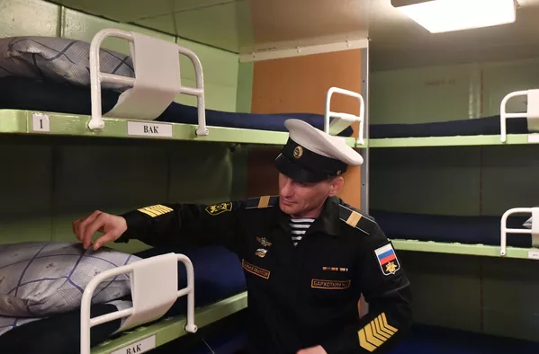 一名俄羅斯海軍軍人在“彼得大帝”號重型核動力導彈巡洋艦的士兵艙內。 一名俄羅斯海軍軍人在“彼得大帝”號重型核動力導彈巡洋艦的士兵艙內。 - 俄羅斯衛星通訊社