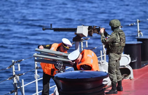 在“彼得大帝”號重型核動力導彈巡洋艦的甲板上,一名俄羅斯海軍陸戰隊員站在一挺機槍旁。 在“彼得大帝”號重型核動力導彈巡洋艦的甲板上,一名俄羅斯海軍陸戰隊員站在一挺機槍旁。 - 俄羅斯衛星通訊社