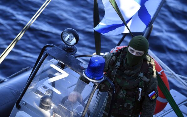 一名俄罗斯海军陆战队员从“彼得大帝”号巡洋舰旁的汽艇下水。 - 俄罗斯卫星通讯社