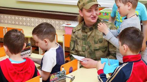 俄国家近卫军向孩子们赠送玩具 - 俄罗斯卫星通讯社