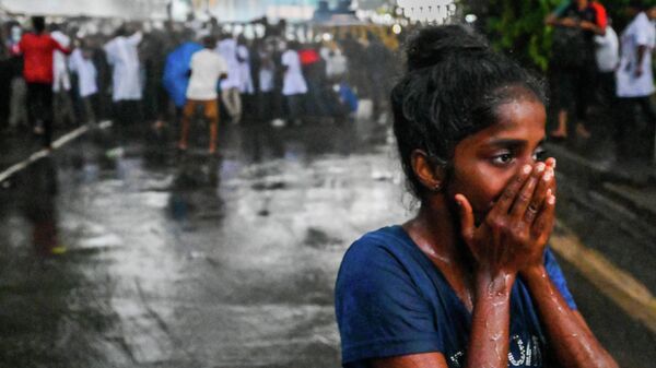 Полиция использует водомет для разгона студентов во время антиправительственной демонстрации с требованием отставки президента Шри-Ланки Готабайи  - 俄羅斯衛星通訊社