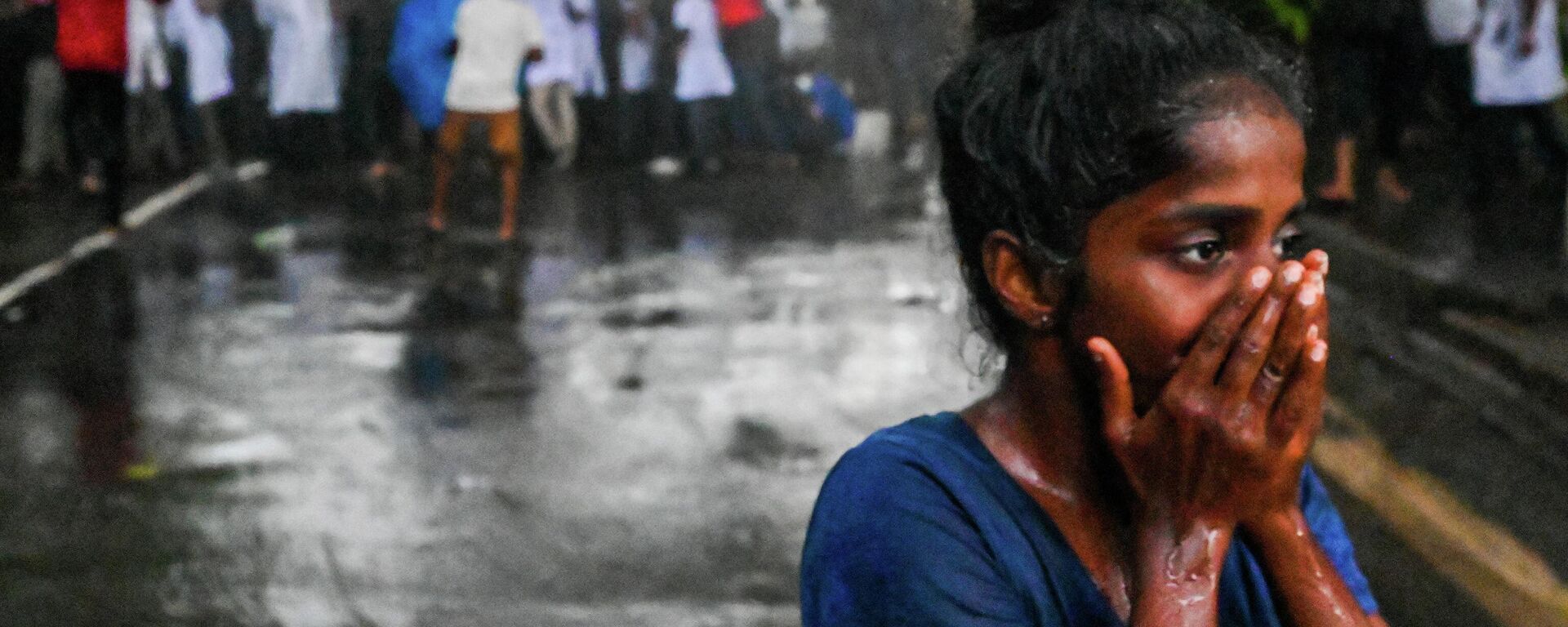 Полиция использует водомет для разгона студентов во время антиправительственной демонстрации с требованием отставки президента Шри-Ланки Готабайи  - 俄羅斯衛星通訊社, 1920, 24.06.2022
